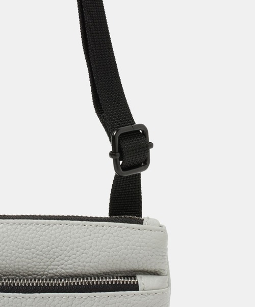 美品CONVERSE　TOKYOシュリンクレザーショルダーバッグ グレー CONVERSE TOKYO（コンバーストウキョウ）の「シュリンクレザー