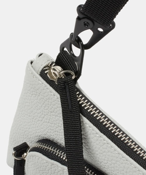 美品CONVERSE　TOKYOシュリンクレザーショルダーバッグ グレー CONVERSE TOKYO（コンバーストウキョウ）の「シュリンクレザー