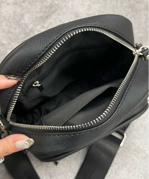 apres jour mignon(アプレジュールミニョン)の「【apresjour mignon×ARIAZ】ジップミニスクエアバッグ(ショルダーバッグ・レディース・ブラック・ONESIZE)」の4枚目の写真