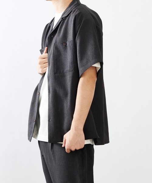 COLONY 2139(コロニートゥーワンスリーナイン)の「ポリトロ両胸ポケットオープンカラー半袖シャツ/オーバーサイズ半袖シャツ(セットアップ可)(シャツ/ブラウス・メンズ・ブラック/グレー/カーキ/ブルー/モカ・MEDIUM/LARGE/X-LARGE)」の6枚目の写真