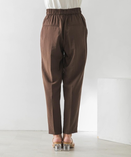 URBAN RESEARCH(アーバンリサーチ)の「RyNyポプリンドロストテーパードパンツ(その他パンツ・レディース・ブラウン/ベージュ/ブルー・38/34/36)」の5枚目の写真