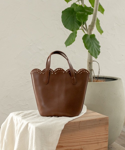 Ambre Neige(アンブルネージュ)の「スカラップバケットバック/【WEB/EC限定商品】(ハンドバッグ・レディース・ダークブラウン/ベージュ/アイボリー・FREE)」の2枚目の写真
