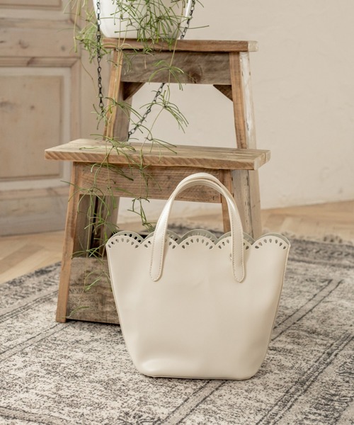 Ambre Neige(アンブルネージュ)の「スカラップバケットバック/【WEB/EC限定商品】(ハンドバッグ・レディース・ダークブラウン/ベージュ/アイボリー・FREE)」の1枚目の写真