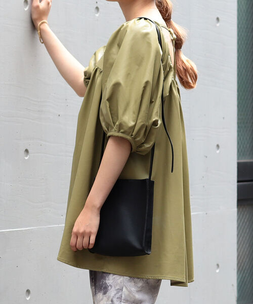 BeAMS DOT（ビームスドット）の「【WEB限定】BeAMS DOT / ボリューム フェイクレザーブラウス（シャツ/ブラウス・レディース・ブラック/グリーン系その他・FREE）」の22枚目の写真