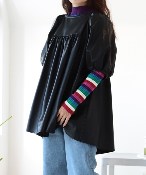 BeAMS DOT（ビームスドット）の「【WEB限定】BeAMS DOT / ボリューム フェイクレザーブラウス（シャツ/ブラウス・レディース・ブラック/グリーン系その他・FREE）」の2枚目の写真