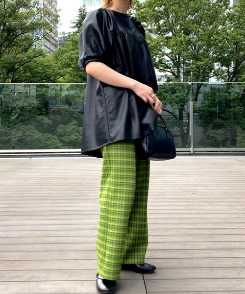 BeAMS DOT（ビームスドット）の「【WEB限定】BeAMS DOT / ボリューム フェイクレザーブラウス（シャツ/ブラウス・レディース・ブラック/グリーン系その他・FREE）」の12枚目の写真