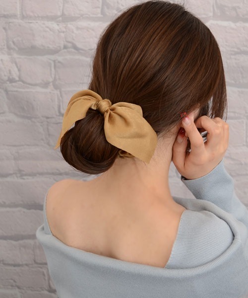 VIBGYOR Women(ヴィブジョー ウィメン)の「【float】光沢 リボン シュシュ【12色展開】(シュシュ・レディース・ホワイト/ブラック/ネイビー/グレー/イエロー/ワイン/スカイブルー/サーモンピンク/スモークピンク/チャコール/マスタード/エメラルドブルー/ピンク/アイボリー/ブラウン/カーキ/サックスブルー・FREE)」の6枚目の写真