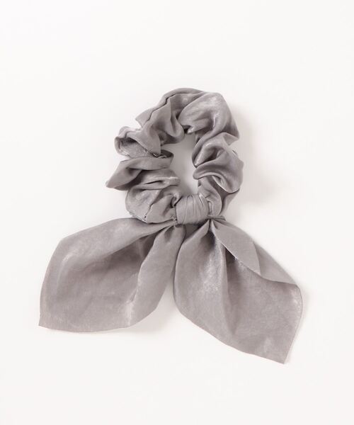 VIBGYOR Women(ヴィブジョー ウィメン)の「【float】光沢 リボン シュシュ【12色展開】(シュシュ・レディース・ホワイト/ブラック/ネイビー/グレー/イエロー/ワイン/スカイブルー/サーモンピンク/スモークピンク/チャコール/マスタード/エメラルドブルー/ピンク/アイボリー/ブラウン/カーキ/サックスブルー・FREE)」の4枚目の写真