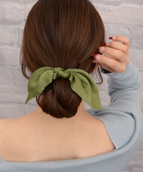 VIBGYOR Women(ヴィブジョー ウィメン)の「【float】光沢 リボン シュシュ【12色展開】(シュシュ・レディース・ホワイト/ブラック/ネイビー/グレー/イエロー/ワイン/スカイブルー/サーモンピンク/スモークピンク/チャコール/マスタード/エメラルドブルー/ピンク/アイボリー/ブラウン/カーキ/サックスブルー・FREE)」の7枚目の写真