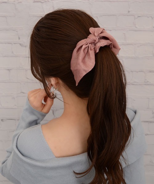 VIBGYOR Women(ヴィブジョー ウィメン)の「【float】光沢 リボン シュシュ【12色展開】(シュシュ・レディース・ホワイト/ブラック/ネイビー/グレー/イエロー/ワイン/スカイブルー/サーモンピンク/スモークピンク/チャコール/マスタード/エメラルドブルー/ピンク/アイボリー/ブラウン/カーキ/サックスブルー・FREE)」の15枚目の写真