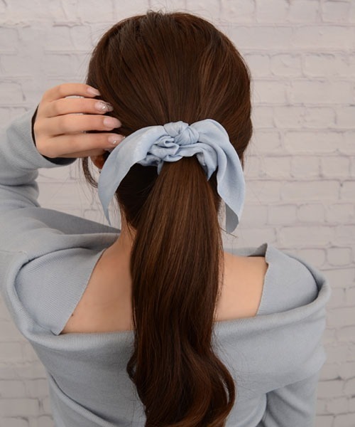 VIBGYOR Women(ヴィブジョー ウィメン)の「【float】光沢 リボン シュシュ【12色展開】(シュシュ・レディース・ホワイト/ブラック/ネイビー/グレー/イエロー/ワイン/スカイブルー/サーモンピンク/スモークピンク/チャコール/マスタード/エメラルドブルー/ピンク/アイボリー/ブラウン/カーキ/サックスブルー・FREE)」の11枚目の写真