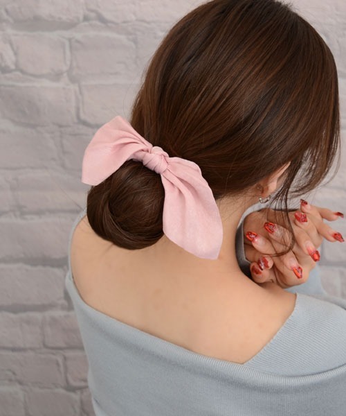 VIBGYOR Women(ヴィブジョー ウィメン)の「【float】光沢 リボン シュシュ【12色展開】(シュシュ・レディース・ホワイト/ブラック/ネイビー/グレー/イエロー/ワイン/スカイブルー/サーモンピンク/スモークピンク/チャコール/マスタード/エメラルドブルー/ピンク/アイボリー/ブラウン/カーキ/サックスブルー・FREE)」の14枚目の写真