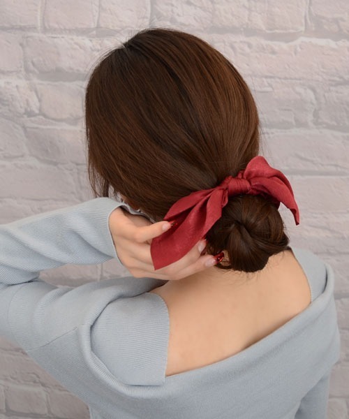 VIBGYOR Women(ヴィブジョー ウィメン)の「【float】光沢 リボン シュシュ【12色展開】(シュシュ・レディース・ホワイト/ブラック/ネイビー/グレー/イエロー/ワイン/スカイブルー/サーモンピンク/スモークピンク/チャコール/マスタード/エメラルドブルー/ピンク/アイボリー/ブラウン/カーキ/サックスブルー・FREE)」の17枚目の写真