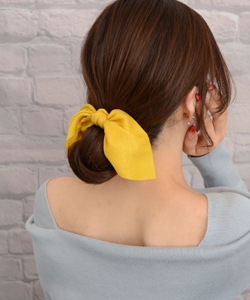 VIBGYOR Women(ヴィブジョー ウィメン)の「【float】光沢 リボン シュシュ【12色展開】(シュシュ・レディース・ホワイト/ブラック/ネイビー/グレー/イエロー/ワイン/スカイブルー/サーモンピンク/スモークピンク/チャコール/マスタード/エメラルドブルー/ピンク/アイボリー/ブラウン/カーキ/サックスブルー・FREE)」の12枚目の写真