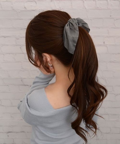 VIBGYOR Women(ヴィブジョー ウィメン)の「【float】光沢 リボン シュシュ【12色展開】(シュシュ・レディース・ホワイト/ブラック/ネイビー/グレー/イエロー/ワイン/スカイブルー/サーモンピンク/スモークピンク/チャコール/マスタード/エメラルドブルー/ピンク/アイボリー/ブラウン/カーキ/サックスブルー・FREE)」の5枚目の写真