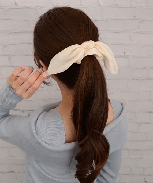 VIBGYOR Women(ヴィブジョー ウィメン)の「【float】光沢 リボン シュシュ【12色展開】(シュシュ・レディース・ホワイト/ブラック/ネイビー/グレー/イエロー/ワイン/スカイブルー/サーモンピンク/スモークピンク/チャコール/マスタード/エメラルドブルー/ピンク/アイボリー/ブラウン/カーキ/サックスブルー・FREE)」の3枚目の写真