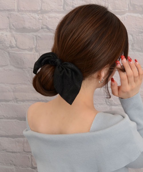 VIBGYOR Women(ヴィブジョー ウィメン)の「【float】光沢 リボン シュシュ【12色展開】(シュシュ・レディース・ホワイト/ブラック/ネイビー/グレー/イエロー/ワイン/スカイブルー/サーモンピンク/スモークピンク/チャコール/マスタード/エメラルドブルー/ピンク/アイボリー/ブラウン/カーキ/サックスブルー・FREE)」の1枚目の写真