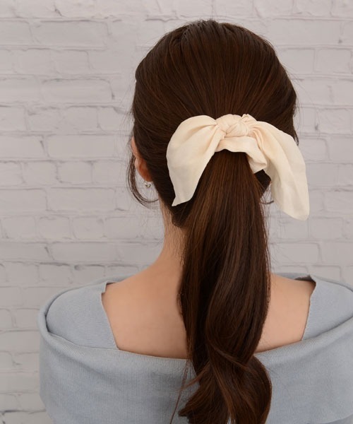 VIBGYOR Women(ヴィブジョー ウィメン)の「【float】光沢 リボン シュシュ【12色展開】(シュシュ・レディース・ホワイト/ブラック/ネイビー/グレー/イエロー/ワイン/スカイブルー/サーモンピンク/スモークピンク/チャコール/マスタード/エメラルドブルー/ピンク/アイボリー/ブラウン/カーキ/サックスブルー・FREE)」の19枚目の写真