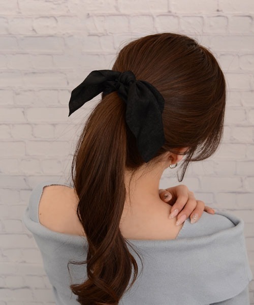 VIBGYOR Women(ヴィブジョー ウィメン)の「【float】光沢 リボン シュシュ【12色展開】(シュシュ・レディース・ホワイト/ブラック/ネイビー/グレー/イエロー/ワイン/スカイブルー/サーモンピンク/スモークピンク/チャコール/マスタード/エメラルドブルー/ピンク/アイボリー/ブラウン/カーキ/サックスブルー・FREE)」の21枚目の写真