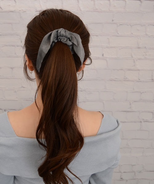 VIBGYOR Women(ヴィブジョー ウィメン)の「【float】光沢 リボン シュシュ【12色展開】(シュシュ・レディース・ホワイト/ブラック/ネイビー/グレー/イエロー/ワイン/スカイブルー/サーモンピンク/スモークピンク/チャコール/マスタード/エメラルドブルー/ピンク/アイボリー/ブラウン/カーキ/サックスブルー・FREE)」の22枚目の写真