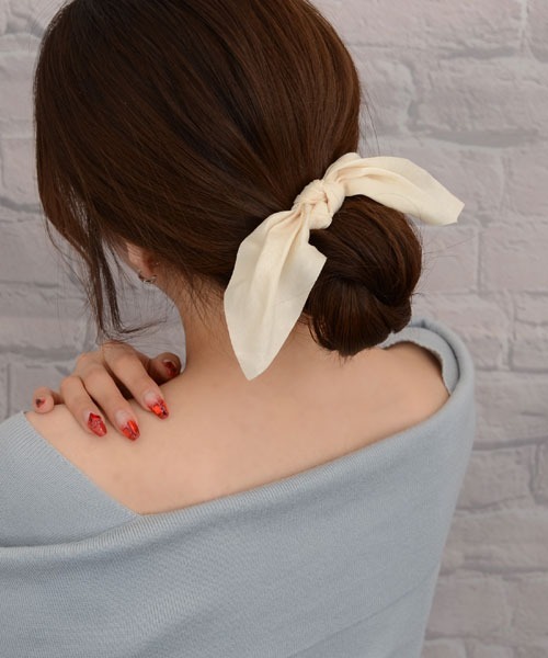 VIBGYOR Women(ヴィブジョー ウィメン)の「【float】光沢 リボン シュシュ【12色展開】(シュシュ・レディース・ホワイト/ブラック/ネイビー/グレー/イエロー/ワイン/スカイブルー/サーモンピンク/スモークピンク/チャコール/マスタード/エメラルドブルー/ピンク/アイボリー/ブラウン/カーキ/サックスブルー・FREE)」の18枚目の写真