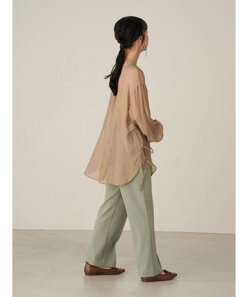 earth music&ecology（アースミュージックアンドエコロジー）の「前後2WAYサイドスリットシアーシャツ ＊（シャツ/ブラウス・レディース・ダークベージュ/ミント/オフホワイト・FREE）」の10枚目の写真