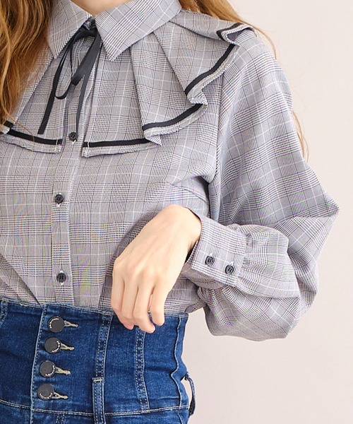 TITTY&CO.（ティティーアンドコー）の「プリーツカラーリボンブラウス（シャツ/ブラウス・レディース・オフホワイト/マルチ・FREE）」の4枚目の写真