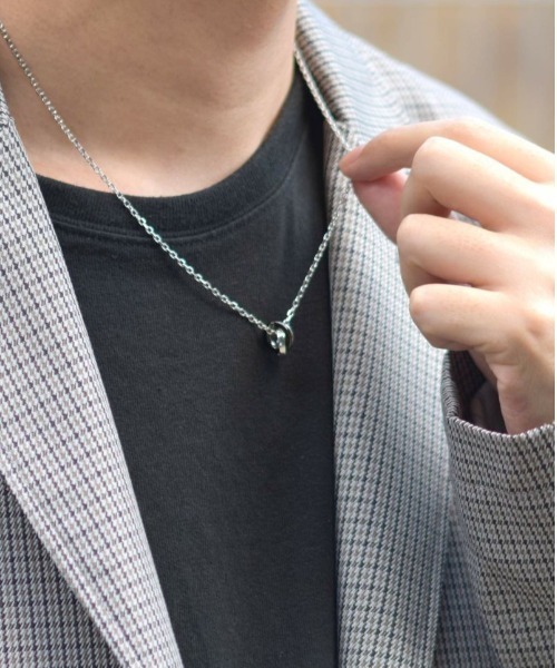 LION HEART(ライオンハート)の「LH for Gift ロゴダブルリングネックレス/コンビネーションカラー/シルバー925(ネックレス・メンズ・シルバー×ブラック・50cm)」の9枚目の写真