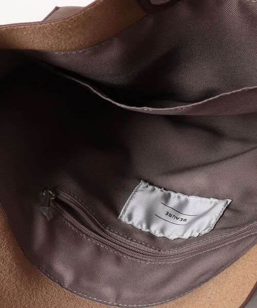 Beau're(ヴュレ)の「BEAURE ヴュレ カウレザー 2デザイン ハンドル 薄マチ A4 トート(トートバッグ・レディース・ブラック/ベージュ/カーキ/シルバー/アイボリー/ブルー/イエロー/黄土色系・FREE)」の17枚目の写真