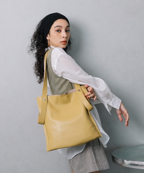 ビュレ　カウレザー　A4 トートバッグ　ベージュ Beau're（ヴュレ）の「BEAURE ヴュレ カウレザーサイドフリンジ