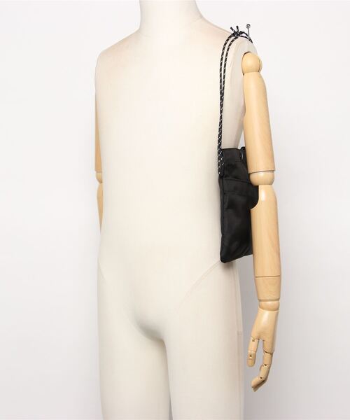 penguin BY MUNSINGWEAR（ペンギン バイ マンシングウェア）の「サコシュ メンズ レディース ユニセックス バッグ ショルダーバッグ ライフスタイル カジュアル スポーツウェア（ショルダーバッグ・メンズ・ベージュ/ブラック・FREE）」の10枚目の写真