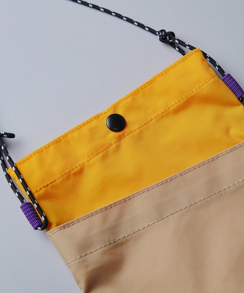 penguin BY MUNSINGWEAR（ペンギン バイ マンシングウェア）の「サコシュ メンズ レディース ユニセックス バッグ ショルダーバッグ ライフスタイル カジュアル スポーツウェア（ショルダーバッグ・メンズ・ベージュ/ブラック・FREE）」の4枚目の写真