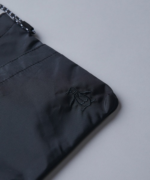 penguin BY MUNSINGWEAR（ペンギン バイ マンシングウェア）の「サコシュ メンズ レディース ユニセックス バッグ ショルダーバッグ ライフスタイル カジュアル スポーツウェア（ショルダーバッグ・メンズ・ベージュ/ブラック・FREE）」の6枚目の写真