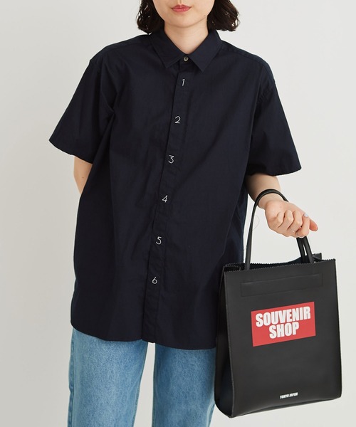 I am I in fact...(アイアムアイインファクト)の「Recycle OX 数字刺繍 半袖シャツ(シャツ/ブラウス・レディース・ネイビー/ホワイト・FREE)」の1枚目の写真