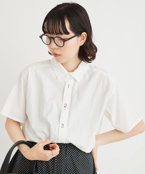 I am I in fact...(アイアムアイインファクト)の「Recycle OX 数字刺繍 半袖シャツ(シャツ/ブラウス・レディース・ネイビー/ホワイト・FREE)」の2枚目の写真