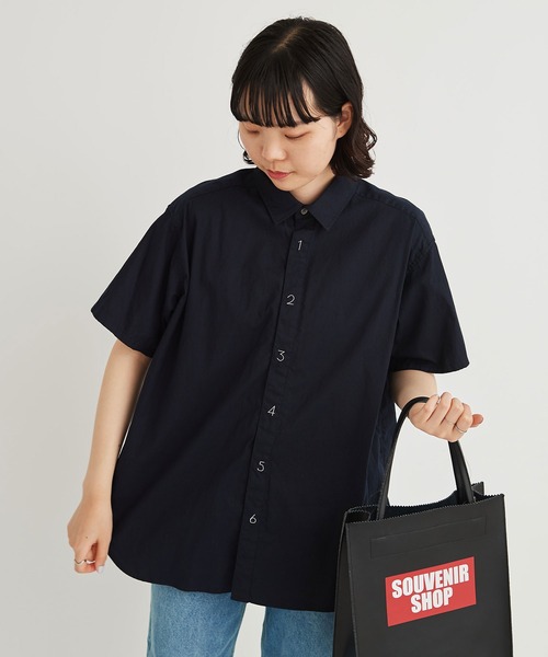 I am I in fact...(アイアムアイインファクト)の「Recycle OX 数字刺繍 半袖シャツ(シャツ/ブラウス・レディース・ネイビー/ホワイト・FREE)」の4枚目の写真