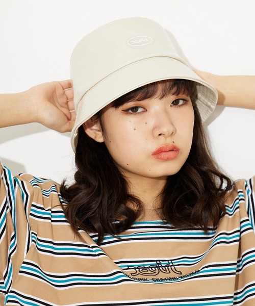 X-girl（エックスガール）の「FAUX LEATHER BUCKET HAT/フェイクレザー バケットハット（ハット・レディース・ブラック/ベージュ/バーガンディー・ONE SIZE）」の3枚目の写真