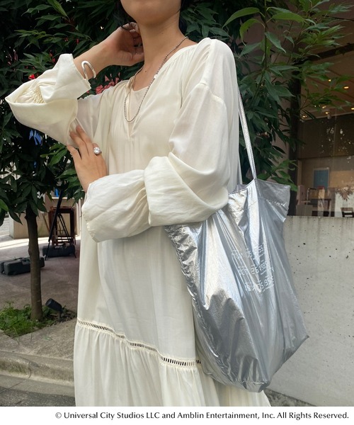 SHENERY(シーナリー)の「【BACK TO THE FUTURE】メタリックトートバッグ(トートバッグ・レディース・シルバー・FREE)」の7枚目の写真