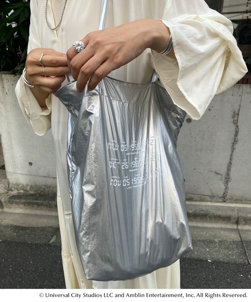 SHENERY(シーナリー)の「【BACK TO THE FUTURE】メタリックトートバッグ(トートバッグ・レディース・シルバー・FREE)」の5枚目の写真