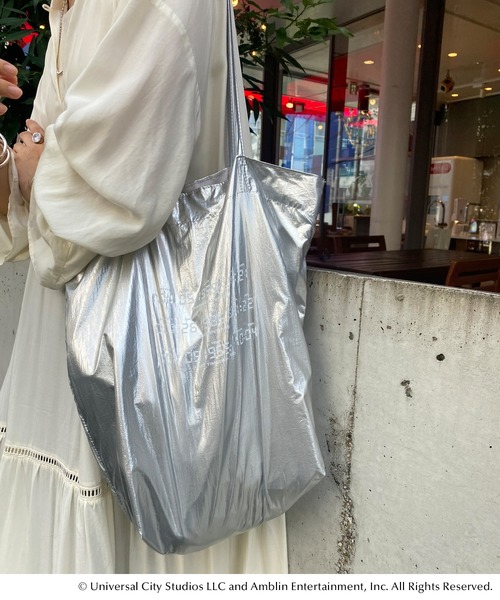 SHENERY(シーナリー)の「【BACK TO THE FUTURE】メタリックトートバッグ(トートバッグ・レディース・シルバー・FREE)」の3枚目の写真