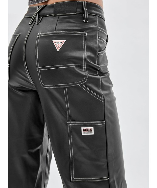 Guess(ゲス)の「GUESS Originals Faux-Leather Carpenter Pants(その他パンツ・レディース・ブラック・27inch/25inch/24inch/26inch)」の5枚目の写真