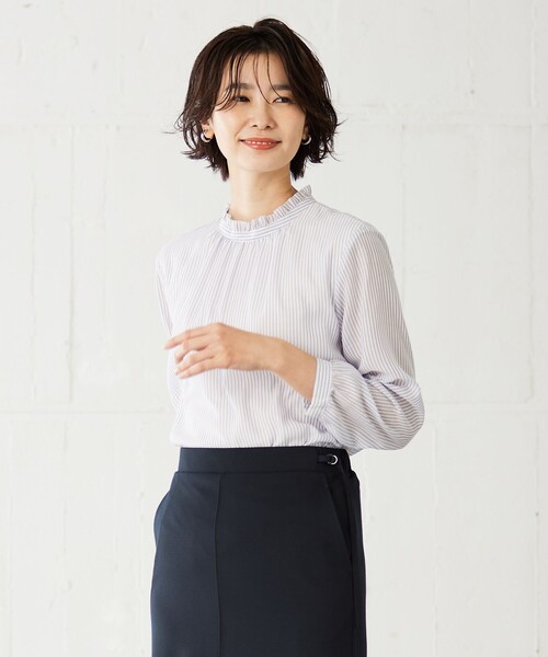 J.PRESS(ジェイプレス)の「カチオンストライプ フリルネック バンドカラー カットソー(Tシャツ/カットソー・レディース・ホワイト系/ネイビー系1/ふじ色系/ピンク系1・T13/T15)」の3枚目の写真