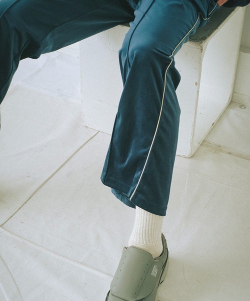 WHIMSIC（ウィムジック）の「【UNISEX/新色追加/SET UP対応】ベロアパイピングトラックパンツ（その他パンツ・メンズ・ベージュ/グレー/ブルー・FREE）」の4枚目の写真