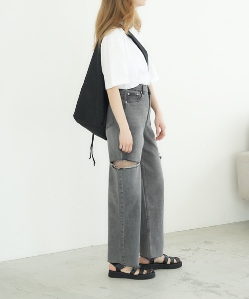 IROHANI（イロハニ）の「ダメージカットデニムパンツ（デニムパンツ・レディース・ライトブルー/グレー・FREE）」の4枚目の写真