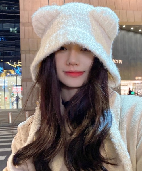 ALTROSE(アルトローズ)の「ニット帽 くまみみ フラップ付フード ボンネット風(ニットキャップ/ビーニー・レディース・ブラック/ホワイト・FREE)」の2枚目の写真