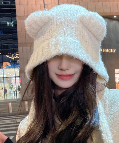 ALTROSE(アルトローズ)の「ニット帽 くまみみ フラップ付フード ボンネット風(ニットキャップ/ビーニー・レディース・ブラック/ホワイト・FREE)」の5枚目の写真