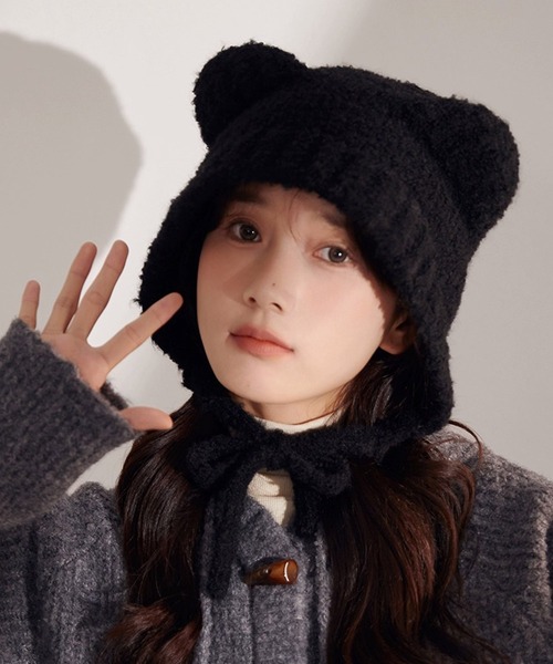 ALTROSE(アルトローズ)の「ニット帽 くまみみ フラップ付フード ボンネット風(ニットキャップ/ビーニー・レディース・ブラック/ホワイト・FREE)」の8枚目の写真