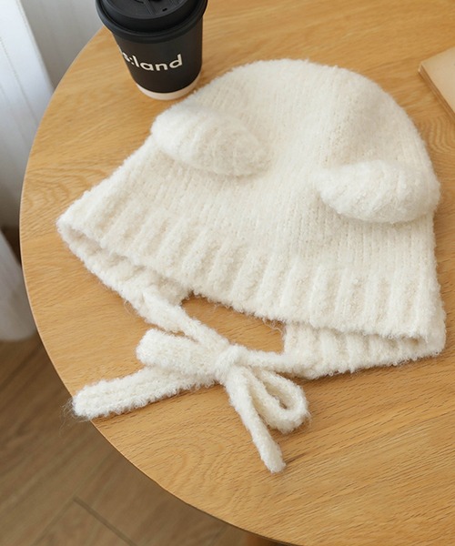 ALTROSE(アルトローズ)の「ニット帽 くまみみ フラップ付フード ボンネット風(ニットキャップ/ビーニー・レディース・ブラック/ホワイト・FREE)」の4枚目の写真