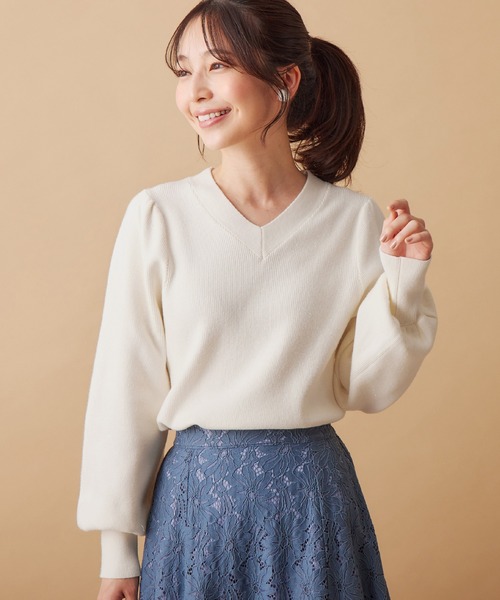 alotta(アロッタ)の「Vネックアンジェリーナニット(ニット/セーター・レディース・ホワイト/ベビーピンク・M/LL/L)」の2枚目の写真
