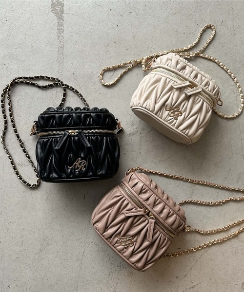 archives(アルシーヴ)の「ウェーブキルトバニティショルダー(ショルダーバッグ・レディース・ブラック/ピンクベージュ/アイボリー・FREE)」の1枚目の写真